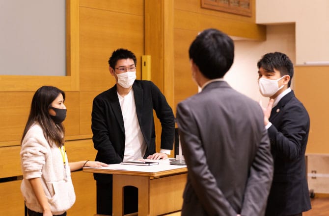 学校の中でアクションする