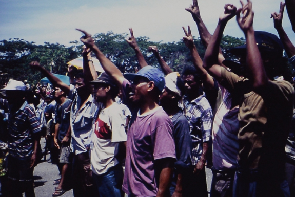 独立を求めた人びととともに